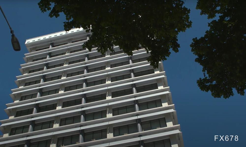 韩国金浦机场外围发生火灾,大量烟雾弥漫