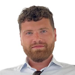 欧洲STOXX 600指数初步上涨0.95%，至556.32点。欧元区STOXX 50指数上涨2.08%，至5499.11点。富时泛欧绩优300指数初步上涨0.94%，至2219.02点。