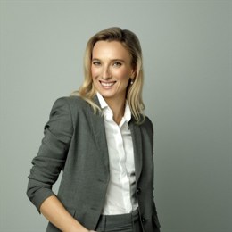 在欧洲交易时段（3月10日），美元指数在经历了上周的剧烈波动后显示出企稳迹象，目前徘徊在103.80附近。上周的欧洲局势发展成为市场的主要推动因素，分析师指出，若美国短期利率没有显著下降，欧元兑美元的波动可能不会如此显著。