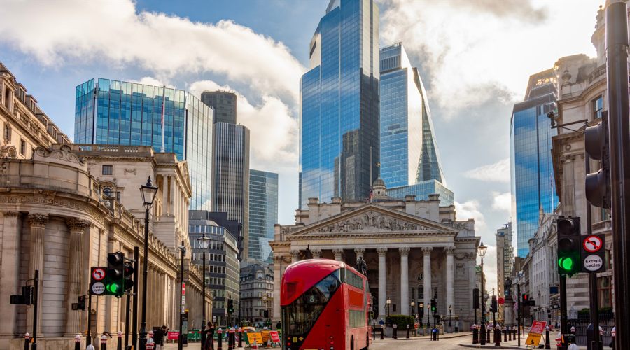 高盛预测2025年上半年铁矿石价格将稳定在100美元/吨,市场供需关系将会保持相对平衡,并预示年内将出现供应过剩。