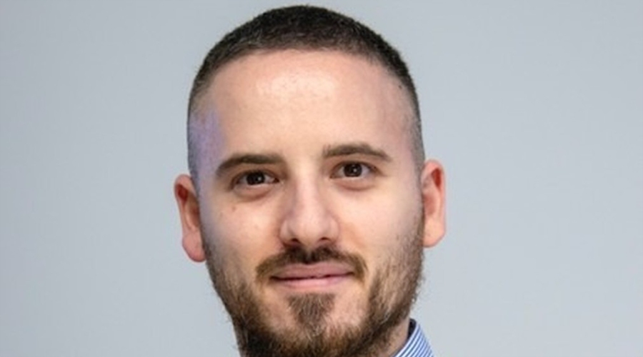 通用汽车股价创新高,最新上涨7.4%至48.55美元,福特汽车也上涨5.2%至接近9.60美元。